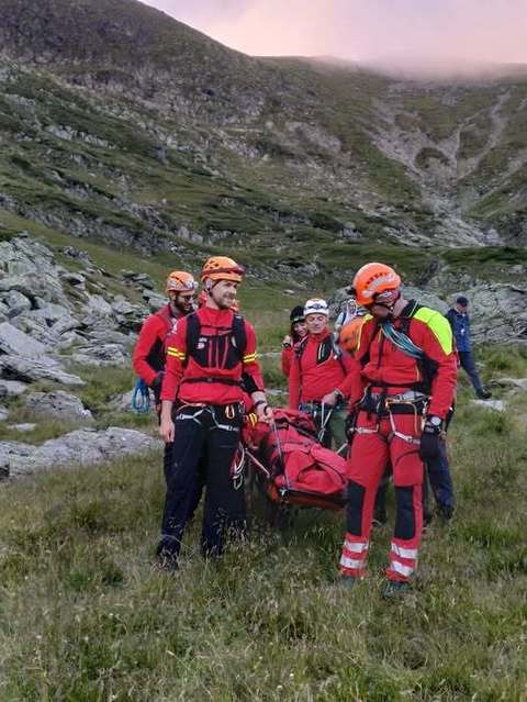 Argeş: Intervenţie a salvamontiştilor şi a unui echipaj aerian pentru recuperarea unui bărbat care a suferit o fractură în timp ce se afla la lacul Galbena, în Făgăraş