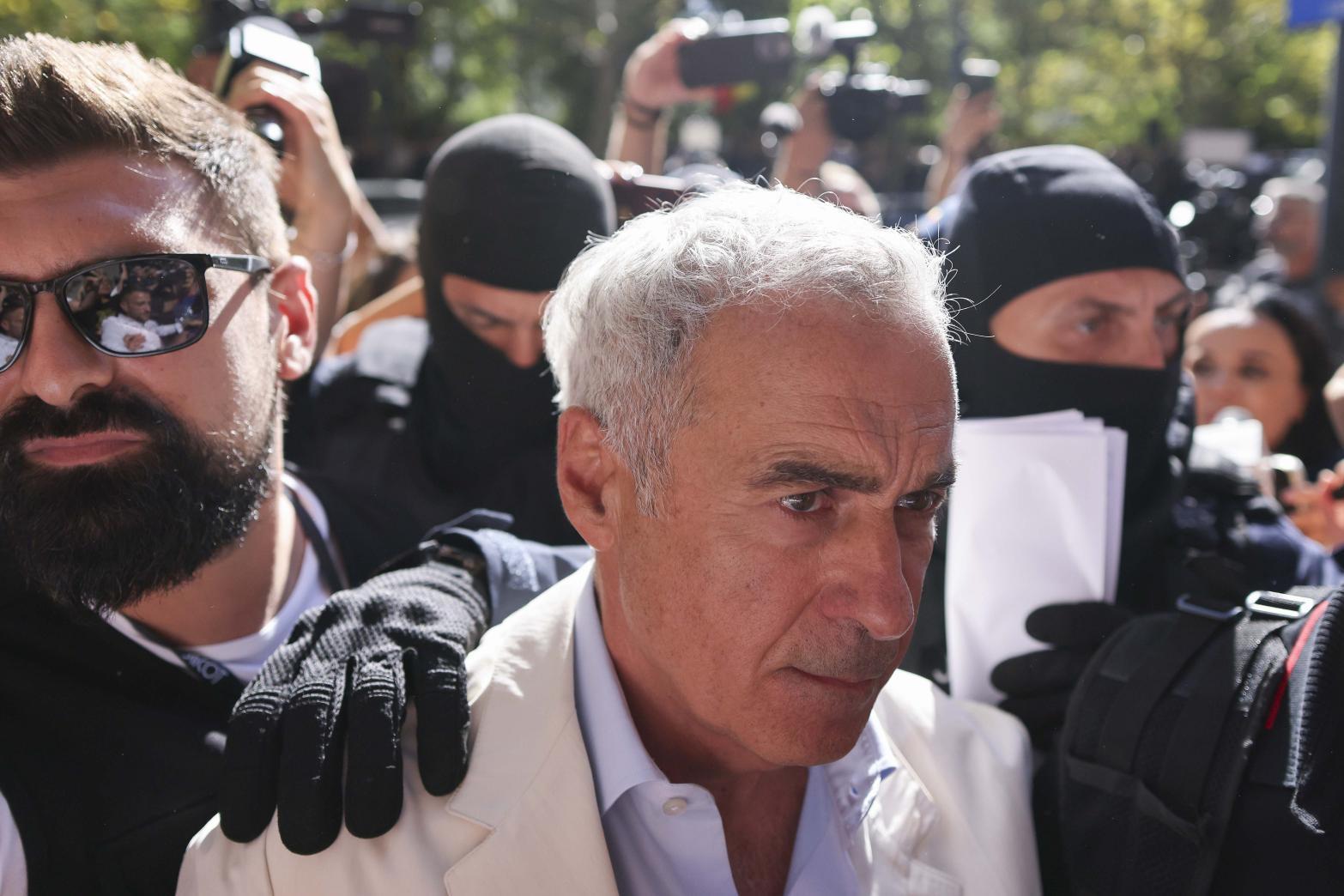 UPDATE - Călin Georgescu, ridicat din trafic de DIICOT. Percheziţii la locuinţa sa şi în alte imobile, într-un dosar de înşelăciune /Ionel Rusen, veriga dintre Georgescu şi dosarul de 1,1 mil. euro / Rusen, adus la audieri/ Georgescu a ajuns la DIICOT