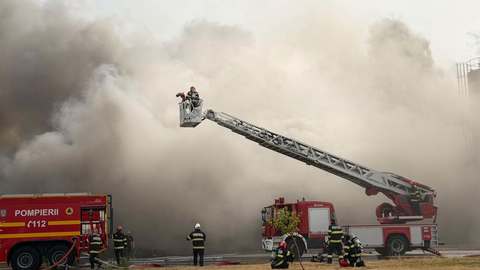 Pompierii continuă operaţiunea de stingere a incendiului puternic izbucnit luni la o fabrică de celuloză din Drobeta-Turnu Severin. În cursul nopţii echipele de pompieri au localizat incendiul, însă intervenţia este de durată