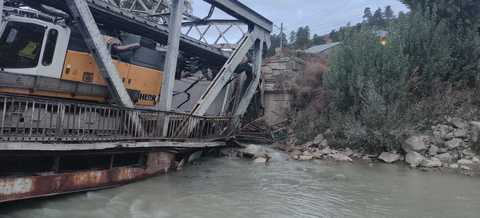 Bacău: Structura unui pod de fier, deteriorată de un TIR / Au fost stabilite rute alternative / S-a convocat Comitetul Judeţean pentru Situaţii de Urgenţă