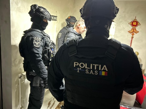 Botoşani: Şase percheziţii într-un dosar penal de proxenetism / Trei persoane au fost duse la poliţie - FOTO, VIDEO