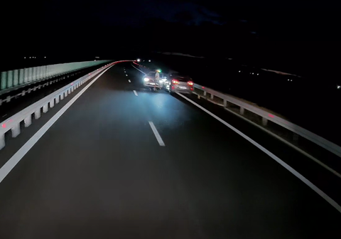 ”Inconştienţă maximă”, reclamată pe Drumul Expres 12, unde două maşini au oprit pe banda întâi, fără niciun fel de semnalizare, deşi afară încă nu se luminase de ziuă/ DRDP Craiova: Aşa nu” – VIDEO