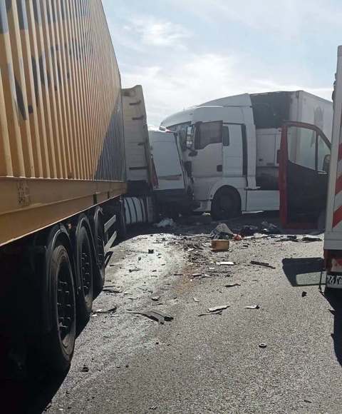 Caraş-Severin: Accident între două TIR-uri şi un microbuz, pe DN 6 / Două femei au murit / Circulaţie deviată - FOTO