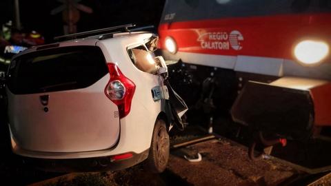 Iaşi: Autoturism în care se aflau şapte persoane, lovit de un tren, la Cepleniţa/ Patru dintre ocupanţii maşinii, scoşi de pompieri/ Toţi cei implicaţi au refuzat evaluarea medicală şi transportul la spital