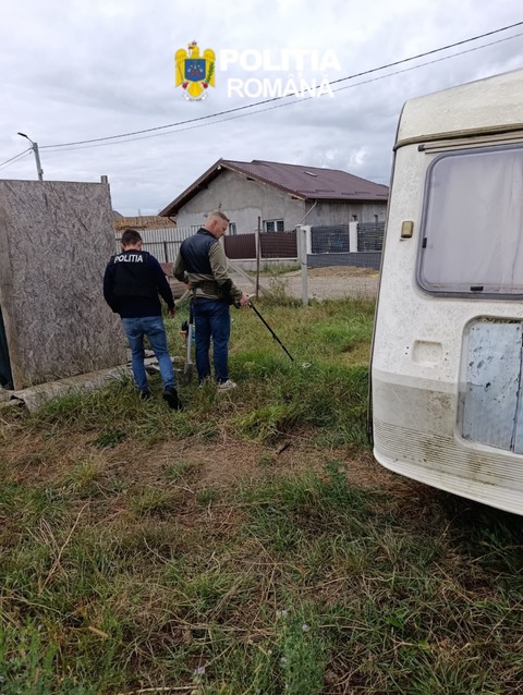 Neamţ: Doi bărbaţi, arestaţi preventiv după ce au furat dintr-o locuinţă bijuterii din aur, în valoare de 100.000 de euro/ O parte din acestea, găsite îngropate