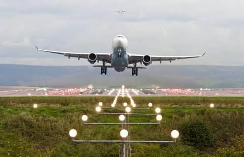 Aterizare de urgenţă pe Aeroportul Otopeni a unui avion care decolase din Cluj şi urma să ajungă în Turcia/ Aeronava ar fi lovit o pasăre în timpul zborului