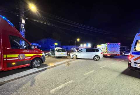 Doi adulţi şi trei copii mici la spital, după ce au fost răniţi într-un accident în judeţul Suceava, în care au fost implicate două autoturisme - FOTO