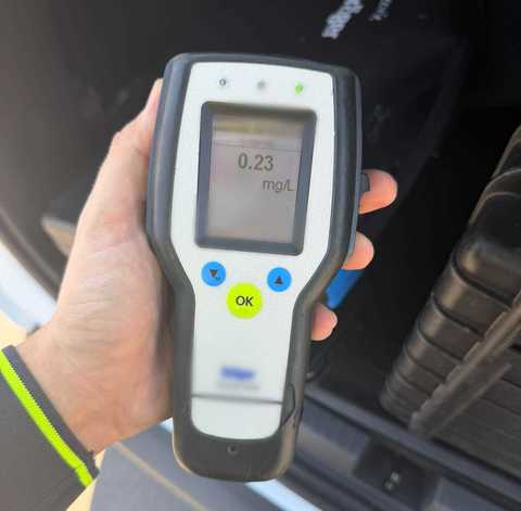 Giurgiu: Un elev al unei şcoli de şoferi, prins sub influenţa alcoolului în timpul orelor de practică / Instructorul auto a fost amendat cu 2000 de lei şi lăsat fără permis pentru 90 de zile - FOTO