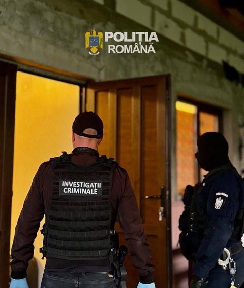 Botoşani: Percheziţii la un bărbat suspectat că a desfăşurat activităţi religioase specifice cultului ortodox, fără a avea acest drept/ El folosea veşminte similare celor utilizate de preoţi şi amenajase o cameră din locuinţă ca o biserică