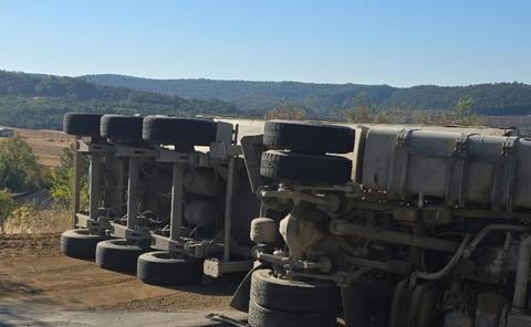 Mehedinţi: Trafic rutier blocat între localităţile Malovăţ şi Colibaşi, după ce un autocamion încărcat cu pământ şi pietriş s-a răsturnat pe şosea/ Şoferul a fost rănit/ Circulaţia ar putea fi reluată după ora 16.00