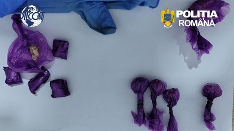 Droguri ascunse în locuri publice din Buzău, pentru vânzare/ O persoană de 20 de ani, reţinută de DIICOT