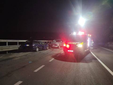 UPDATE - Accident cu un TIR şi trei maşini, pe DN 13, în judeţul Mureş / În total au fost opt persoane, trei fiind transportate la spital / Una dintre victime este în stare gravă - FOTO