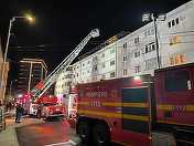 Incendiul de la blocul din Suceava, stins după câteva ore de luptă cu flăcările / A ars acoperişul şi au fost afectate apartamentele de la etajul patru, dar şi geamuri şi elemente de tâmplărie de la blocurile învecinate / De la ce a pornit focul