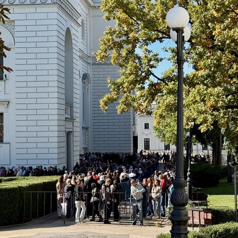 Sute de persoane aşteaptă la Catedrala Mitropolitană din Iaşi să se închine la moaştele Sfintei Cuvioase Parascheva. Pelerinajul de la Iaşi începe joia viitoare, dar oamenii spun că au venit mai repede ca să evite aglomeraţia