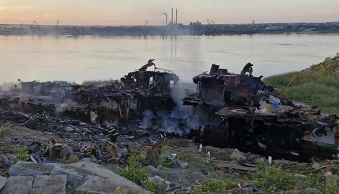 Incendiu izbucnit în cursul nopţii la bordul unei nave dezafectate de pe malul Dunării, stins de pompierii din Giurgiu/ Operaţiunea, dificilă din cauza unor tuburi cu acetilenă şi a unor butelii de aragaz aflate lângă nava în flăcări - FOTO