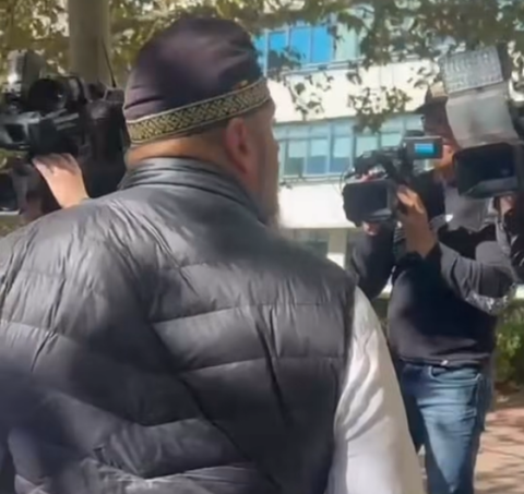 Susţinătorul lui Călin Georgescu, cercetat penal după ce a lovit doi cameramani de televiziune în faţa sediului DIICOT, a fost plasat sub control judiciar/ Bărbatul are interdicţie să participe la adunări publice