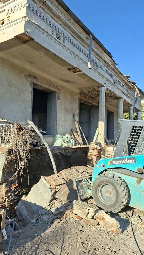 Bărbat care lucra la consolidarea unei clădiri din Tecuci, mort după ce a fost surprins de un zid