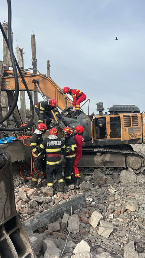 Dolj: O persoană a murit după ce o grindă de beton s-a prăbuşit peste excavatorul în care se afla, în timpul unor lucrări de demolare