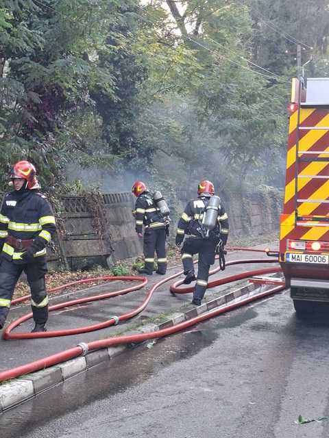 Incendiu la acoperişul unei clădiri dintr-o fostă unitate militară din judeţul Vâlcea