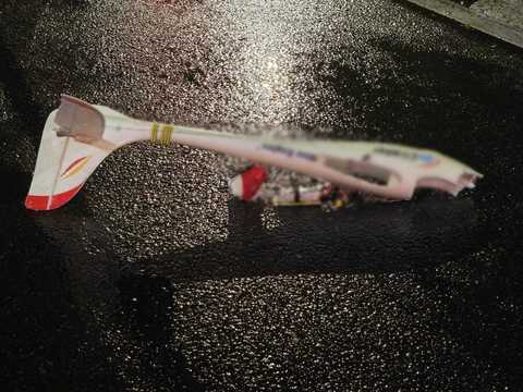 Alertă în Cluj-Napoca, după ce pe o stradă a fost observat un dispozitiv mic, cu forma unui avion. Autorităţile anunţă că nu este dronă