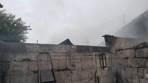 Incendiu puternic în Brăila! Trei case, cuprinse de flăcări pe o suprafaţă de 600 de metri pătraţi
