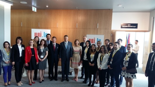 Iohannis şi soţia sa, alături de Marele Ducele Henri, au discutat cu studenţii români din Luxemburg: Vă aştept acasă - VIDEO