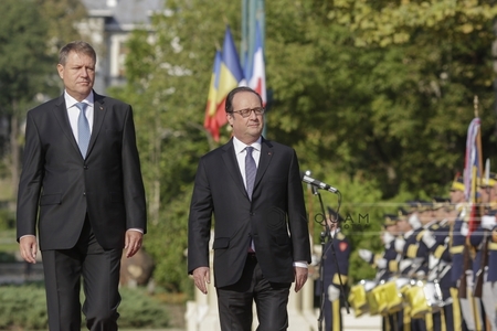 Preşedintele Francois Hollande a fost primit la Palatul Cotroceni de către preşedintele Iohannis