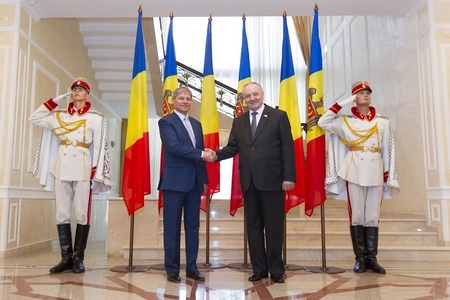 Nicolae Timofti l-a decorat pe Dacian Cioloş cu "Ordinul Republicii" pentru ajutorul acordat Republicii Moldova