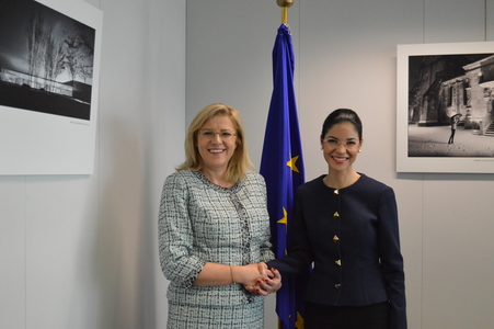 Comisarul Corina Creţu s-a întâlnit cu ministrul Afacerilor Europene; Creţu: Prioritatea CE este menţinerea unităţii UE
