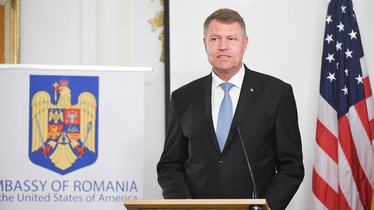 Klaus Iohannis a decorat opt congresmani americani cu Ordinul Steaua României în grad de Comandor