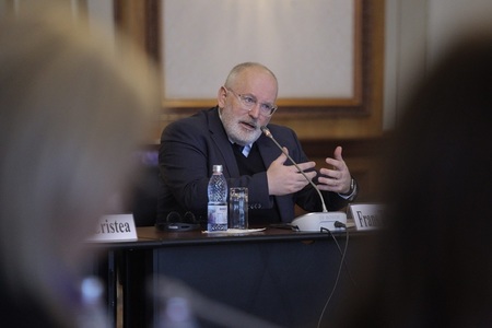 Timmermans: Nu contează afilierea politică atunci când vorbim despre separarea puterilor în stat, iar reforma judiciară ar trebui să fie în spatele nostru, ca social-democraţi ar trebui să vorbim despre locuri de muncă, sănătate, învăţământ