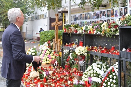 Ambasadorul SUA  Hans Klemm a depus flori în memoria victimelor Colectiv - FOTO