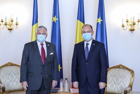 Ministrul afacerilor externe Bogdan Aurescu l-a primit pe ambasadorul SUA la Bucureşti, Adrian Zuckerman, care i-a oferit drapelul Statelor Unite ale Americii arborat la ambasadă la 14 iunie, când s-au împlinit 140 de ani de relaţii bilaterale