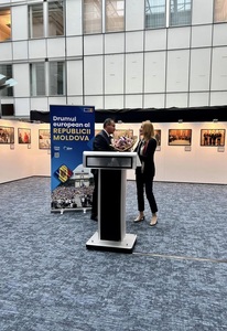 Preşedintele Parlamentului European, Roberta Metsola, a participat la inaugurarea expoziţiei fotografice “Drumul european al R. Moldova” - FOTO