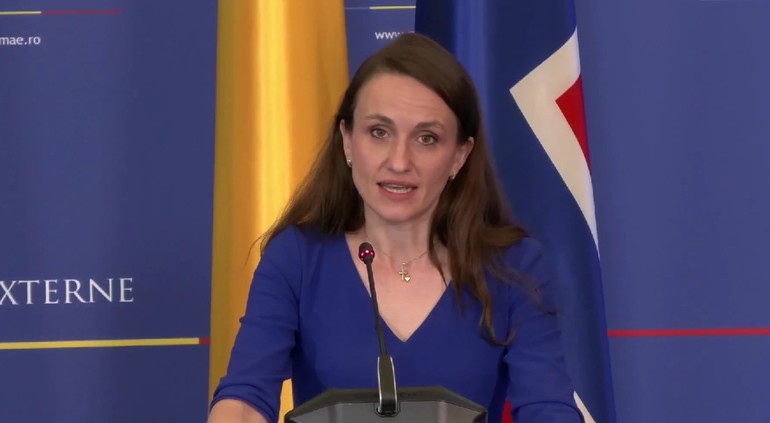 Oana Ţoiu și Espen Barth Eide semnând Memorandumul de înțelegere pentru relații economice România Norvegia și investiții Norvegia România. | sursa foto: News.ro
