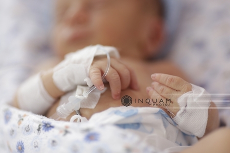 O româncă din Italia şi-a abandonat bebeluşul abia născut într-un tomberon
