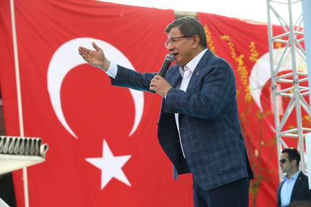 Turcia: Ahmet Davutoglu şi-a anunţat demisia din fruntea executivului şi a partidului de guvernământ