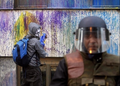 ”Revoluţia colorată” a macedonenilor denunţă alegerile anticipate cu bile de paintball şi graffiti FOTO