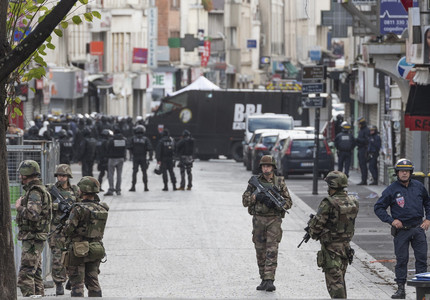 Parisul cere Bruxellesului să-i predea patru suspecţi în atacurile teroriste din noiembrie