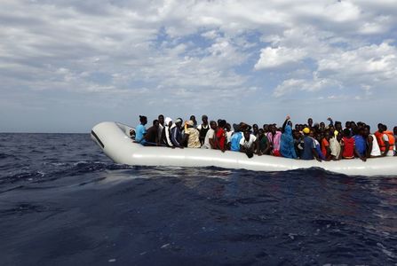Autorităţile italiene au arestat 16 presupuşi traficanţi de migranţi