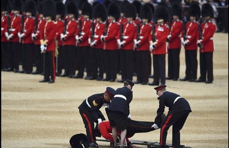Unul dintre militarii reginei a leşinat în timpul paradei de la Londra