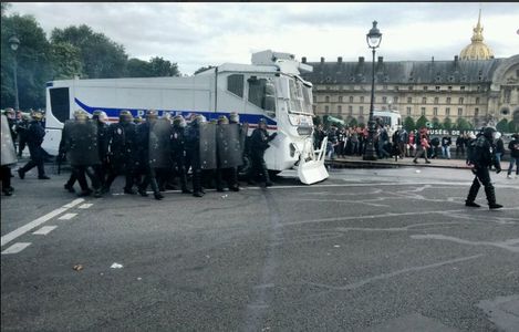HAOS la Paris: Confruntări violente în timpul manifestaţiei faţă de proiectul legii muncii. 26 de poliţişti şi manifestanţi răniţi. Poliţia a folosit gaze lacrimogene şi un tun cu apă. FOTO, VIDEO