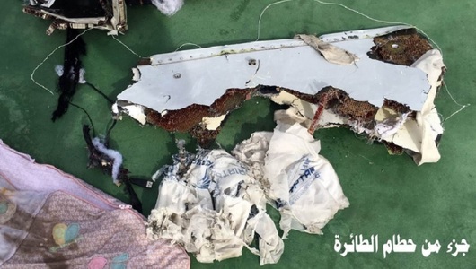 Una dintre cutiile negre ale avionului EgyptAir a fost recuperată din Marea Mediterană