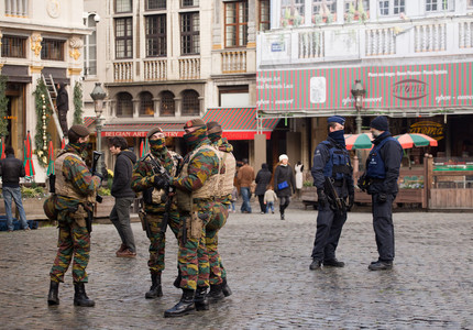 Suspectul în alerta cu bombă de la Bruxelles a sunat la poliţie şi avea o falsă centură explozivă