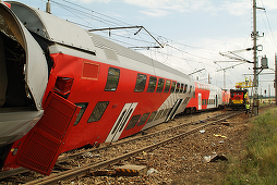 Cel puţin patru morţi şi zeci de răniţi în sudul Italiei, într-o coliziune între două trenuri