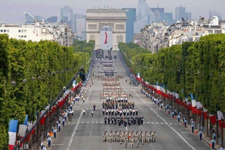 Peste 3.000 de militari defilează pe Champs Elysées cu ocazia Zilei Naţionale a Franţei
