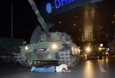 Cel puţin 6.000 de oameni au fost reţinuţi în legătură cu tentativa eşuată de lovitură de stat din Turcia