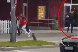 O înregistrare cu unul dintre presupuşii atacatori deschizând focul la Munchen circulă pe reţelele de socializare. VIDEO