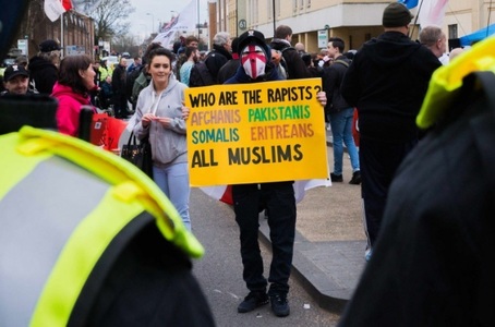 Marea Britanie: Ministrul de Interne anunţă o serie de măsuri pentru a combate infracţiunile rasiste, care au luat amploare în ultima lună