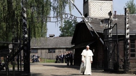 Papa Francisc se roagă în celula de la Auschwitz a Sfântului Maximilian Kolbe